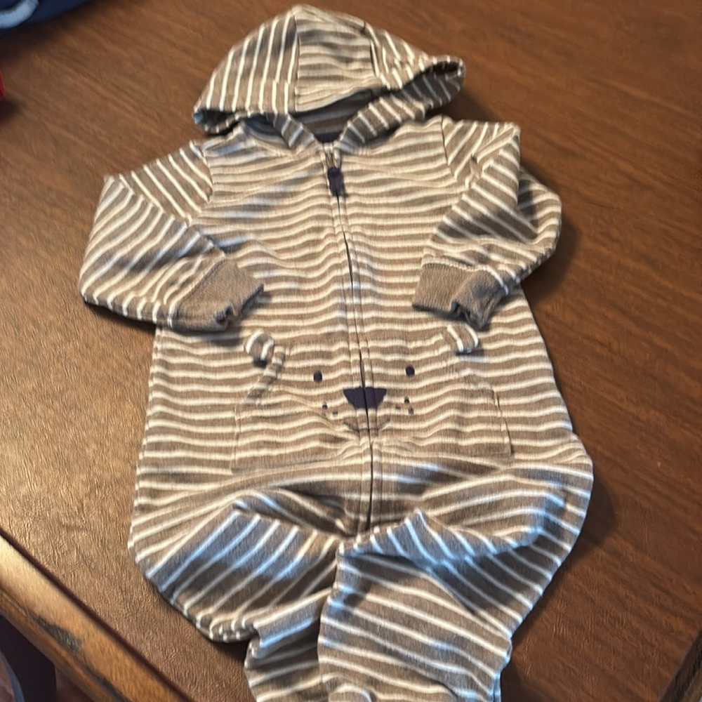 Carter’s Long Sleeve 1pc bodysuit. 18 month Tan/White stripe Bear face pocket